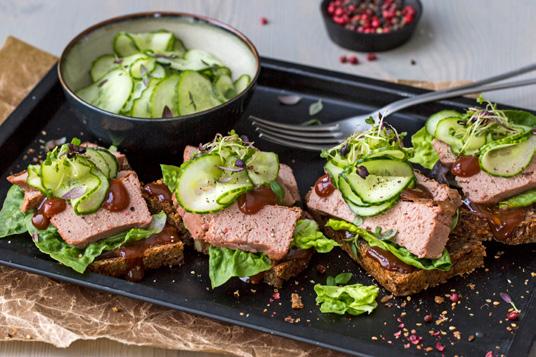 RISTET RUGBRØD MED ovnsbakt leverpostei, LETTSYLTET AGURK OG SPIRER skiver rugbrød blader hjertesalat 60 g Gilde Ovnsbakt Leverpostei ss HP-saus ss spirer BESTEMORS RUGBRØD tid brød på ferskt Har du