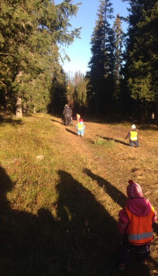 Vi har også spist ute både i skogen og på uteområdet i barnehagen.