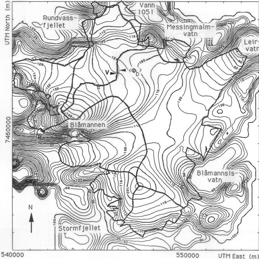 Dreneringsforhold Bunntopografi og dreneringsgrenser Istykkelse ble målt med breradar i 1990 (Figur 9a viser nord-østlig del av iskappen) for å kartlegge Blåmannsisen dreneringsgrenser.