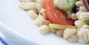 Bland bulgur (couscous) med tomatbitene, avokadoen,