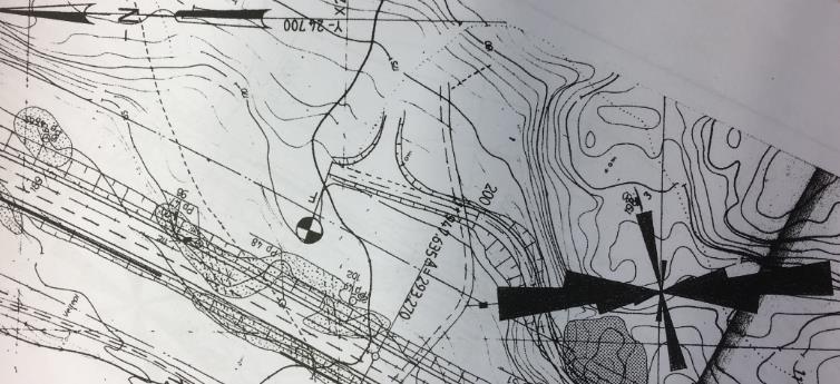 Sprekker orientert NNØ-SSV med steilt fall mot vest. Strøkretningen varierer ± 20. Sprekkeavstand 0,3-1 m. Sprekkene er plane og gjennomsettende og de danner stedvis eksisterende skjæringsvegg.