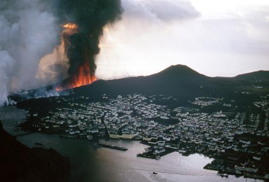 august: Vestmannaeyjar (F,L,M) Etter frokost reiser vi sørover til fergehavna på sørkysten.