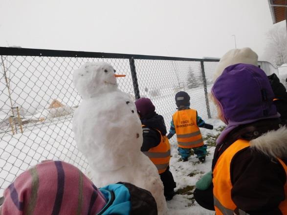 Vi laga en snømann som står utenfor vinduet og titter inn på oss. Usikkert hvor lenge den blir der Den smelta samme dag, og ungene var jevnlig i vinduet og fulgte med på smeltingen.