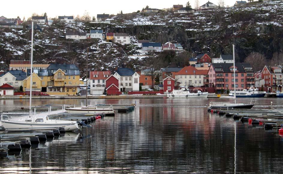 Under: Bryggefronten i 2004. På 1980-tallet ble "Urban rekreasjon" nytt satsingsområde, og bryggemiljøet merkevare for Holmestrand.