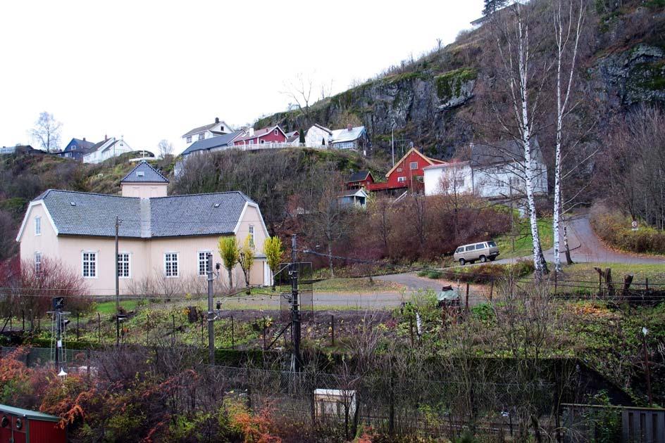 GAMLE HUS DA OG NÅ Langgata, og enkelte uthus mot Havnegata rester etter sjøboder som dominerte sjøkanten før bryggeområdet ble ombygd først på 1900-tallet, bl.a. på grunn av jernbanens bryggespor.