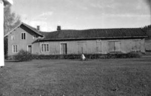 sammen med en lang fløy med bryggerhus og diverse skjul og