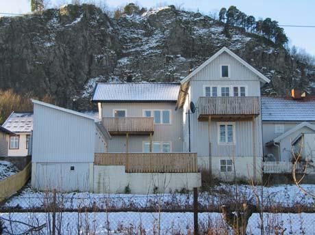 boligkompleks med hovedhus og uthus, men bare hovedhuset er