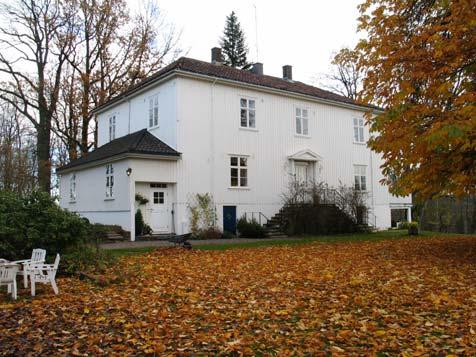 GAMLE HUS DA OG NÅ Hovedbygningen Bentsrud er datert til mellom 1825 49, men ble noe endret i