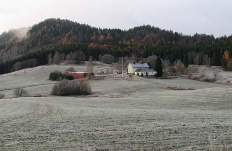 GAMLE HUS DA OG NÅ Bakke nord i Botne. Hovedbygning og sidebygning er registrert, og begge er uendret siden registreringen i 1991.