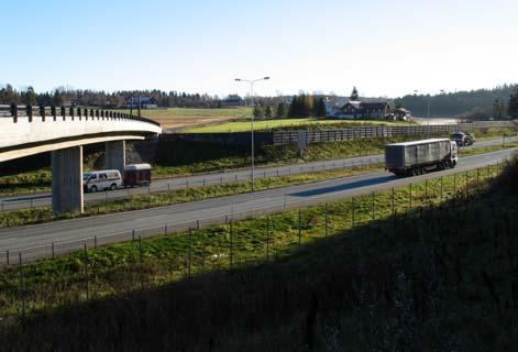 (702-311-035,036) I nordenden av Tømmeråstjern helt nord i Holmestrand ligger to husmannsplasser Øvre og Nedre Tømmerås under Bakke.