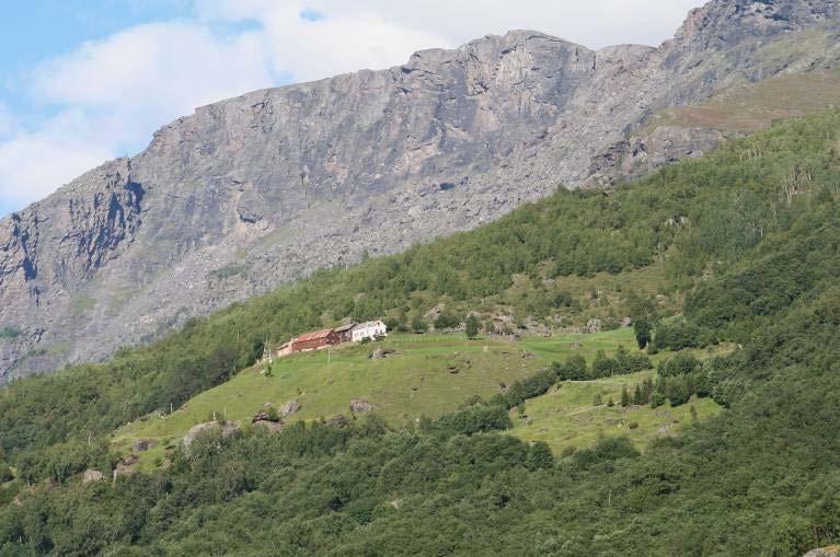 Beskrivelse: Garden Holo ligg i Flåmsdalen i Aurland kommune, om lag 9 km frå fjordbotnen. Holo er ein av fem høgdegardar i dalføret. Gardstunet ligg på om lag 445 moh.