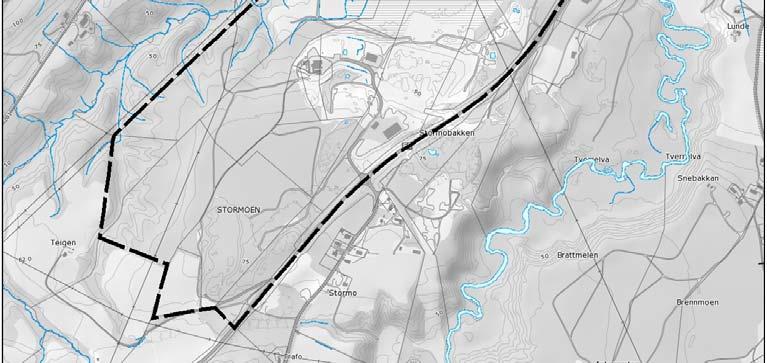 Tverrelva øst for E6 er ca 300 meter, noe mindre