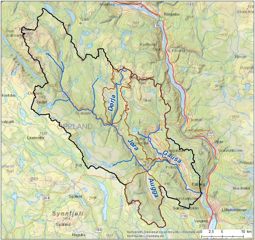 3 Sedimentkilder i sidevassdrag 3.1 Gausa med Jøra og Dørja Gausa drenerer et delfelt på 946 km 2 med en midlere årstilsig på 483 millioner m 3 /år, se fig 3.1 og tabell 3.1. Gausa løper ut i Lågen ved Fåberg rett oppstrøms Mjøsa.