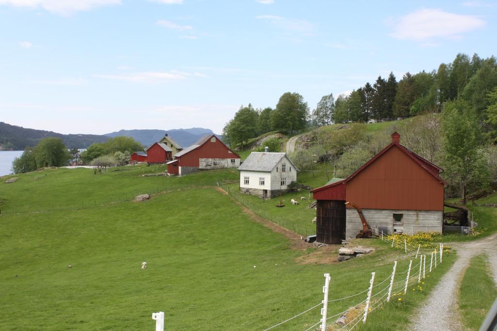 4 Geografiske variasjoner I dette kapittelet gjøres det rede for geografiske variasjoner av tap, endring og tilstand for SEFRAKbygningene i Flora kommune i 3. omdrev.