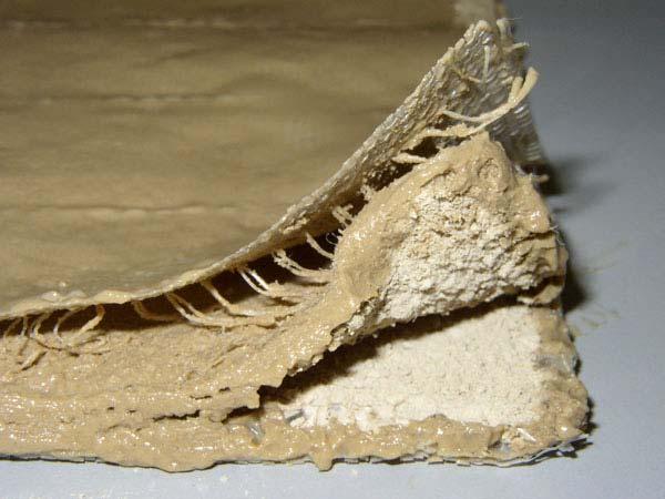 kompositt dvs. en (PE) polyetylenfolie formet som en bivokskake (honeycomb) med en spesiell cellestruktur hvor natrium bentonittpulver ligger innkapslet.