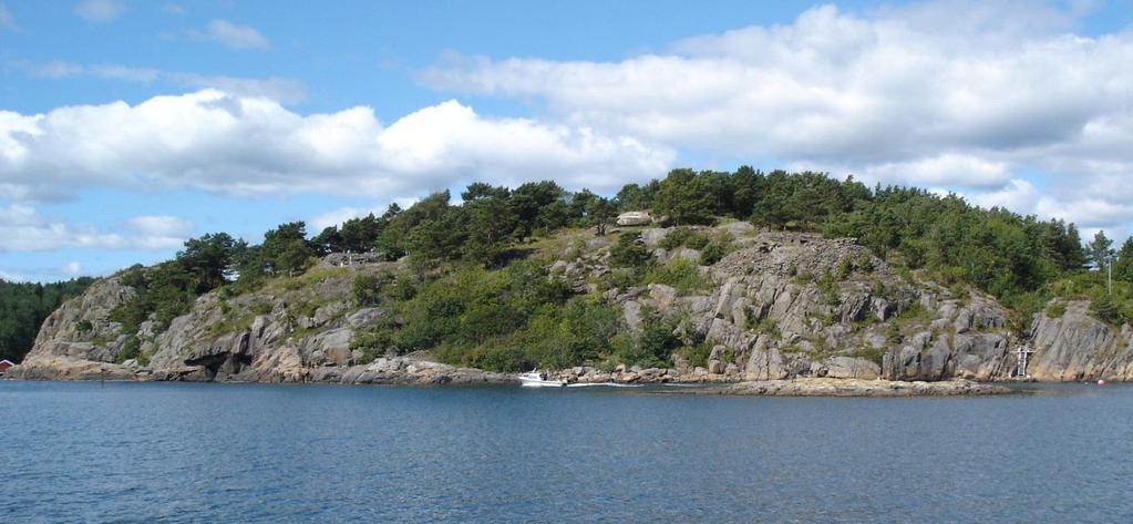 Fotografier Kalvøysund festning Figur: 3. Høyden med Kalvøysund festning sett fra sjøen, nordfra.