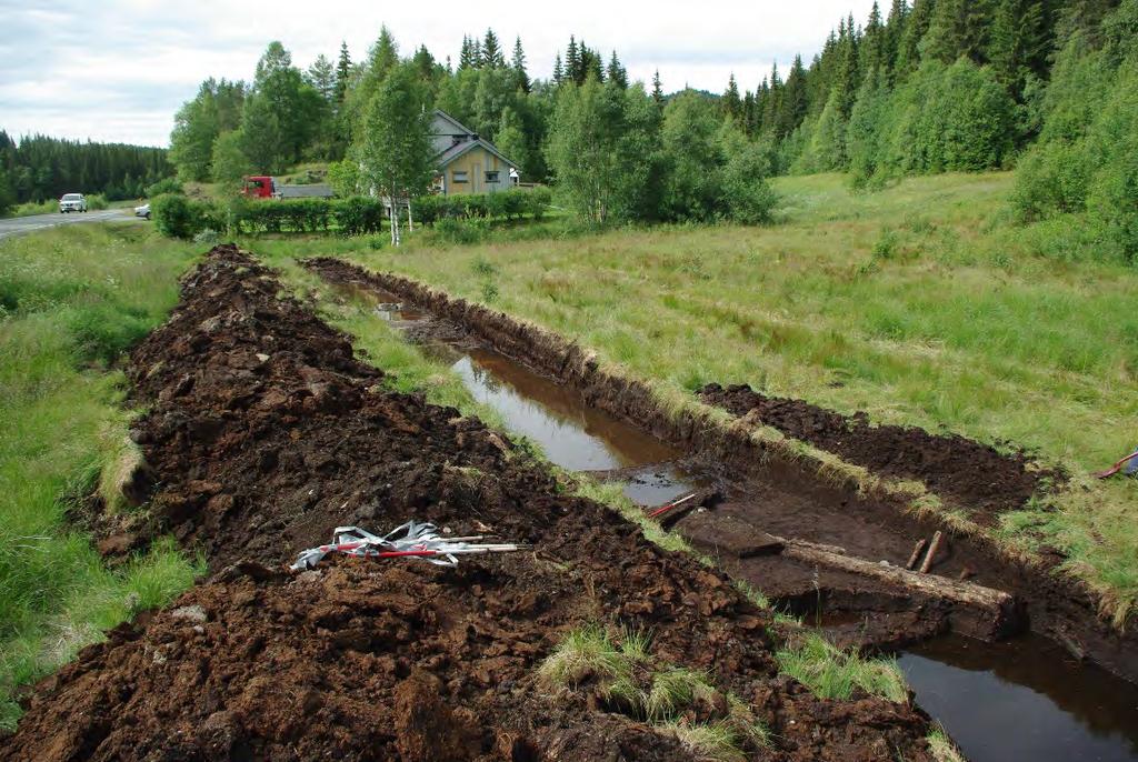 Kavlebroa er beskrevet slik i Askeladden: Kavlebro bestående av 4 parallelt lagte stokker med 6-14cm diameter med omtrent 1,1m avstand er det tynnere underliggere på tvers.