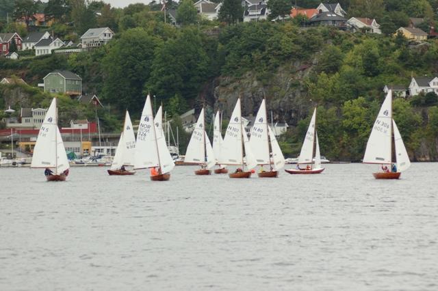 Stor KM lag i BB-11 i Arendal Søndag 7. september arrangerte BB-11 Gruppen ASF lagmesterskap for kretsen i BB-11. 5 lag, Brevik; Kragerø; Risør; Arendal & Lillesand stilte i 10 båter.