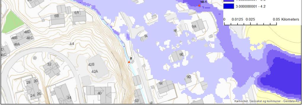 Vannhastigheten når opptil 2,4 m/s der vannet strømmer gjennom bebyggelsen (Bilag 9).