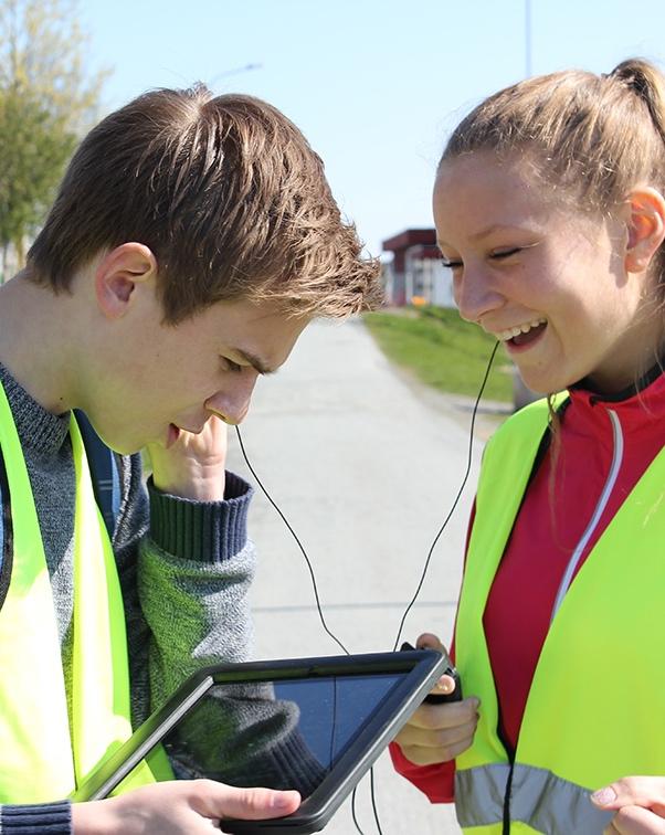 Vi gratulerer! ÅPNET 2007 I DRIFT Ungdomstrinnet og VGS Tilbyr 13 ulike moduler innen forskjellige fag og tema Fortsette som nå.