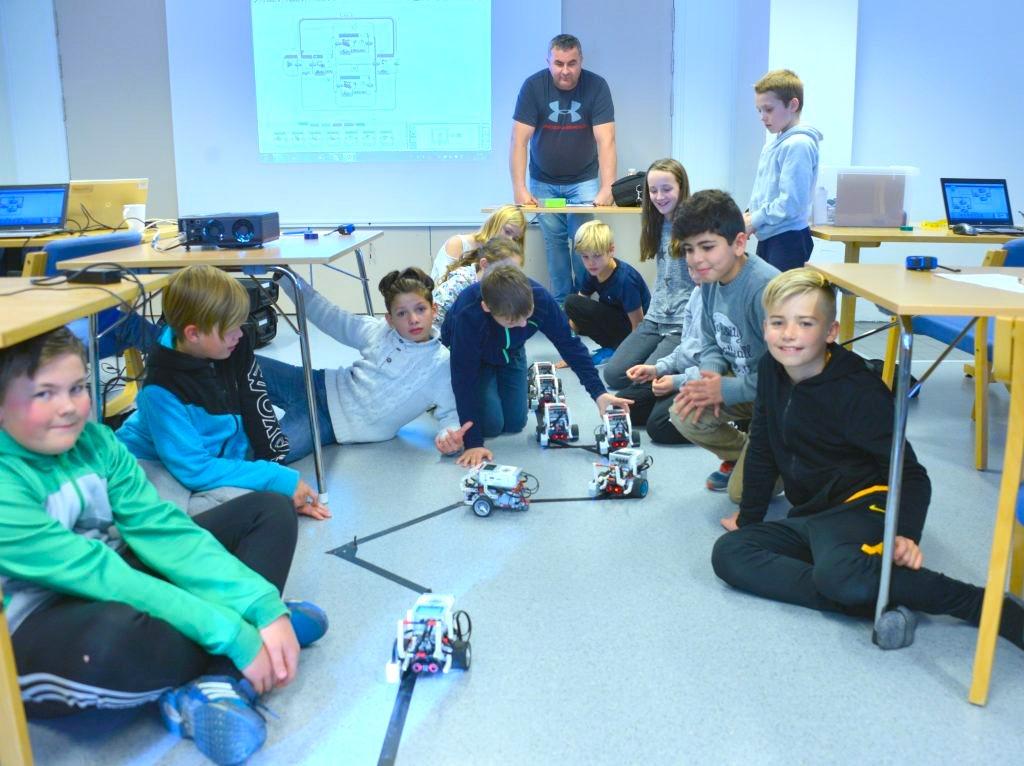 Newton Namsos ÅPNET 2010 I DRIFT 7. og 10. årstrinn Roboter og matematikk Bevegelse ved hjelp av fornybare energikilder. Samlinger på 7. trinn og 10.