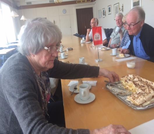 Sammenkomst med våre avdødes koner/samboere. Til stede: Britta Ulriksen, Barbara Rolfsøn, Evy Nilson, Anne Veel Helgesen, Gerd Bakke, Unni Kase Evensen, Kari Berg Flesjø.