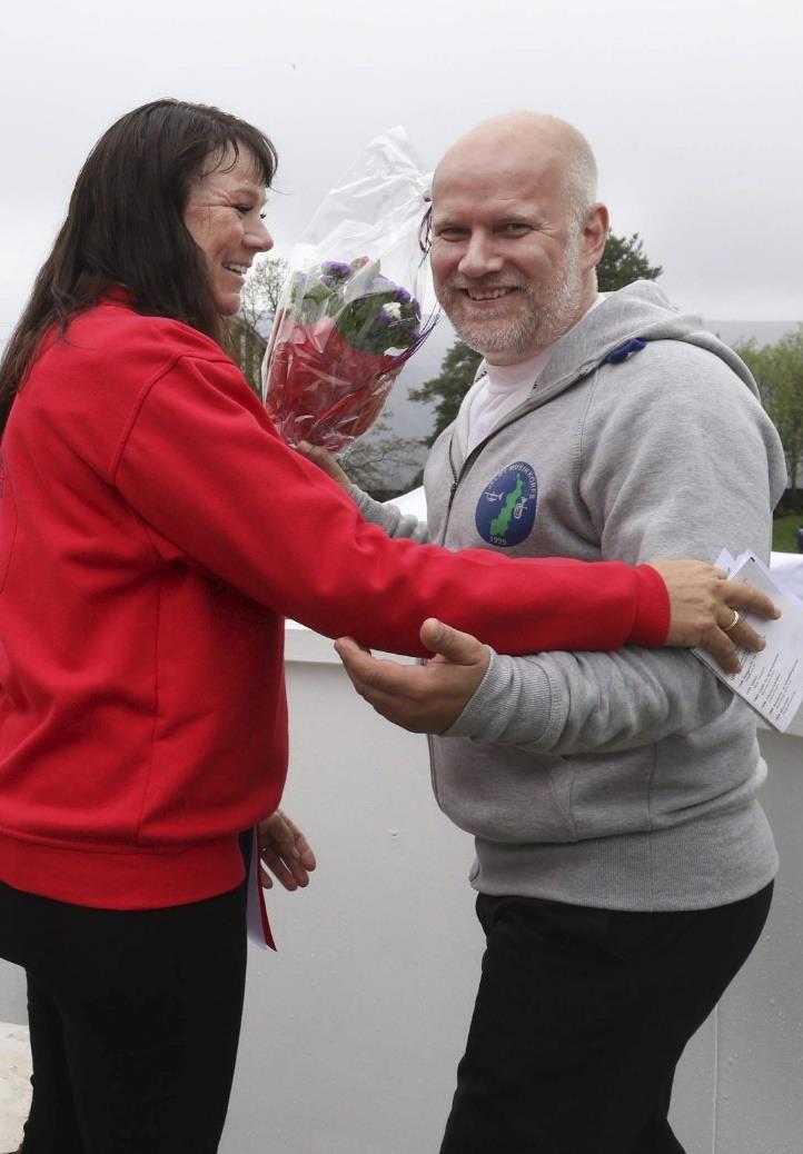 En musikkens ildsjel fikk årets 17. maiblomst i Nesparken.