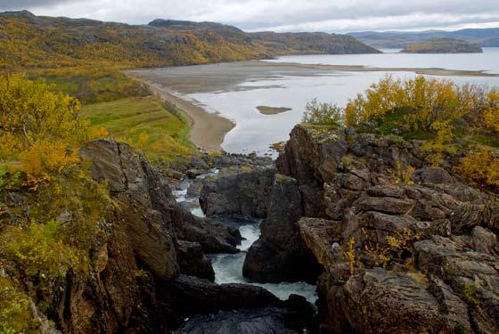 Grus og mineraler Det er etablert en rekke kontrakter om utnyttelse av løsmassene på finnmarkseiendommen. Mesta er den største aktøren. Videre finnes det avtaler med flere lokale maskinfirma.