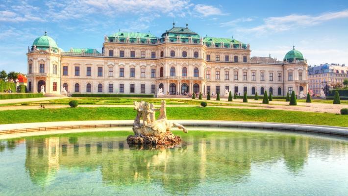 Opplev Wiens kultur og historie, og bo tett på Schloss Schloss Belvedere (6.4 km) Belvedere er et enormt slottsområde fra barokk-tiden, og ligger sydøst for Wiens historiske sentrum.