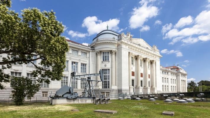 Opplev Wiens kultur og historie, og bo tett på Schloss Teknisk Museum Wien Schloss (0.7 km) Slott er en av Østerrikes største kulturskatter. Dette storslåtte barokkslottet omfatter hele 1.