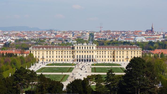 Opplev Wiens kultur og historie, og bo tett på Schloss Schloss har siden 1996 vært på UNESCO s verdensarvsliste.