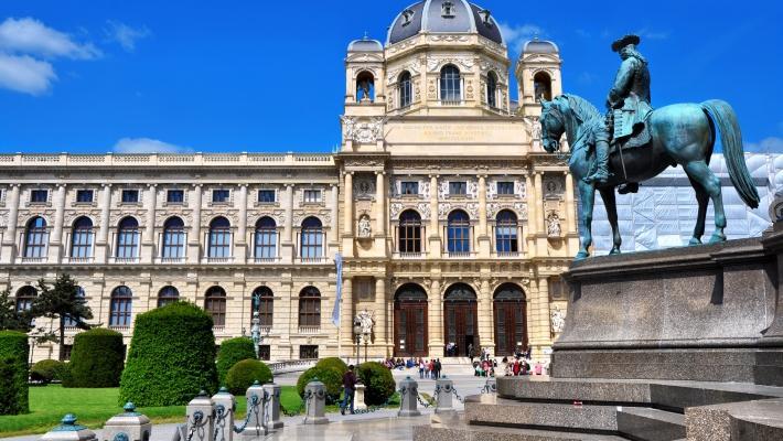 Opplev Wiens kultur og historie, og bo tett på Schloss Museet ligger like i utkanten av Museumsquartier. Museumsquartier (4.3 km) Museumsquartier er et 60.