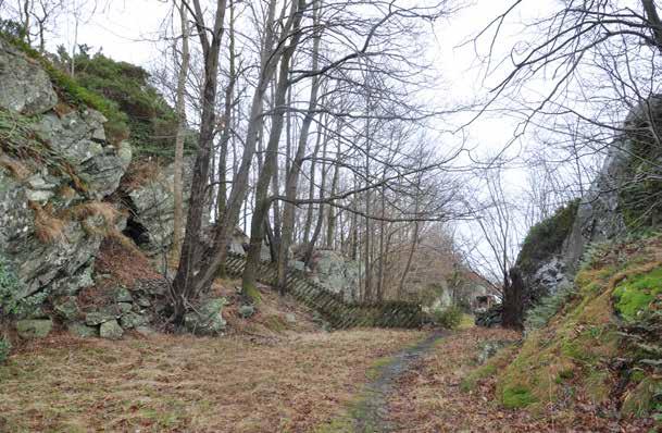 Bruke bergveggene til vegger i bygget. Ganske bratte og høye vegger i øst.