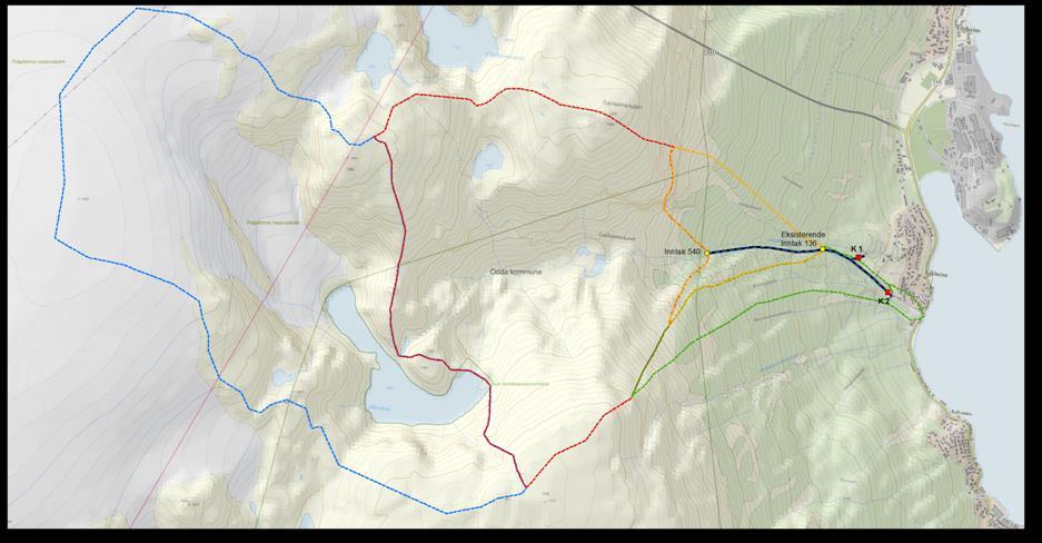 Elva renner uten store svinger, men deles i to løp nedover mot Sørfjorden ved ca. høydekote 225 m.