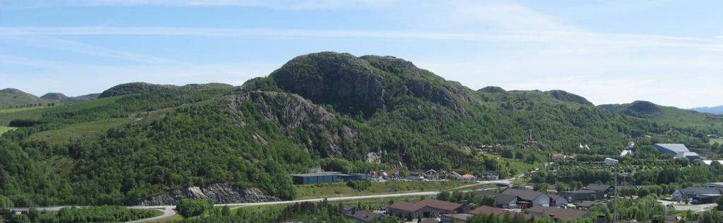 Tettstedet markeres av de karakteristiske toppene Åslandsnuten (302 moh.), Rossåsen (282 moh.) og Bråsteinsåsen (191 moh.) på vestsiden og Krossfjellet (258 moh.) på østsiden.