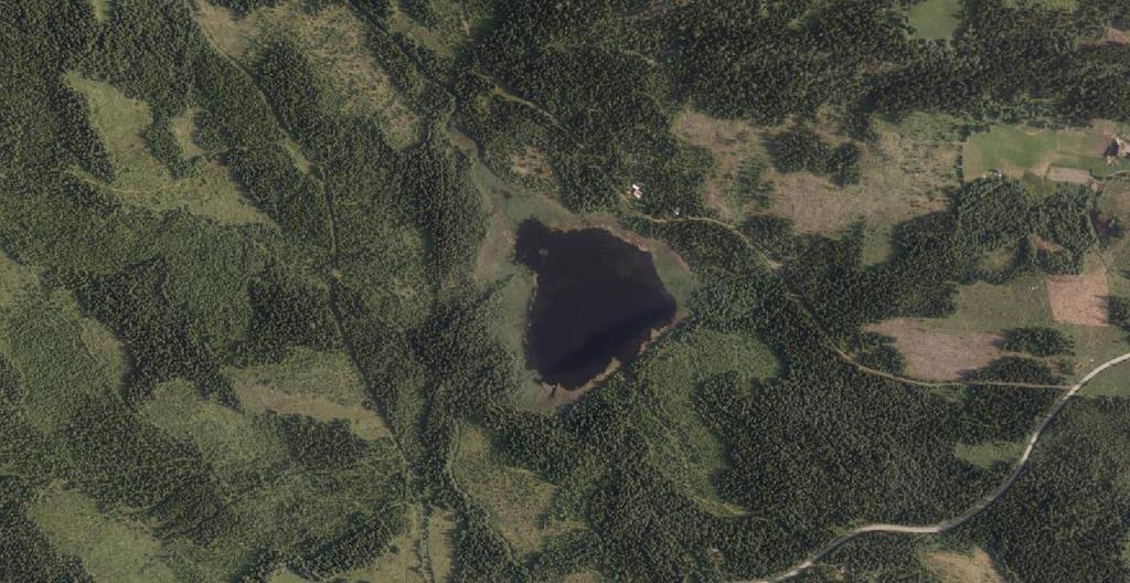 Høyde over havet 489 m.o.h. Beskrivelse Ligger i myrlendt skogsterreng. Bilveg nær vatnet.