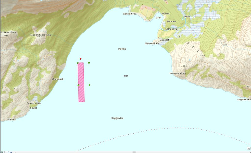 Figur 1. Foreslåtte endringer av anlegget ved Movika rosa skravert areal er eksisterende anlegg Grønne prikker viser ytterkant på ny anleggsramme og rødt punkt er fôrflåte. Kart hentet fra ArcGIS.