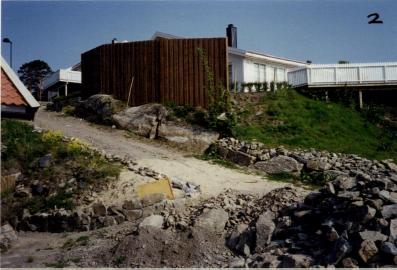 Bestemmelsene om høyde på maksimalt 1,8 meter er knyttet til ikke søknadspliktige levegger. Det er fullt lovlig å søke om høyere levegger. Leveggen det søkes om er ca. 2,8 m på det høyeste.