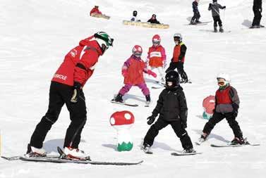 Hele vinteren er det daglige aktiviteter for barna ved skisenteret. Her trives barna mens de lærer å stå på ski!