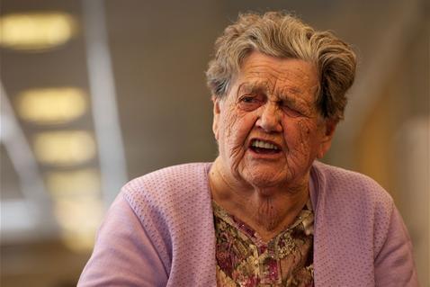 Margit Fjellheim er 101 år gammel og bor i egen bolig på Spinnerisletta i Solbergelva. To dager i uken kommer hun til Bråta.