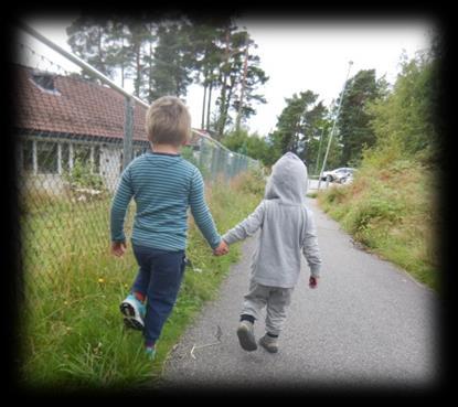 Sosial kompetanse Sosial kompetanse handlar om å lukkas i å omgås andre. Inkludering i eit fellesskap, venskap og leik med jamaldrande styrkjer barnet si sosiale- og personlege utvikling.