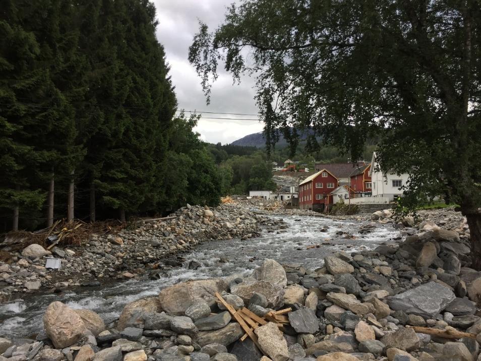 Deler av ballbingen står igjen.