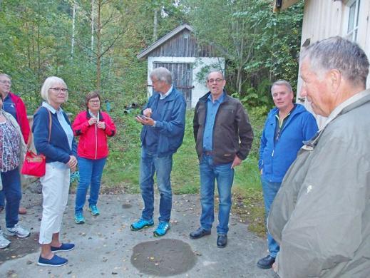 Sønnen er bosatt i Norge, mens dattera bor på farmen tilhørende senteret, og driver denne sammen med beboerne der. MEHAYO står for MEntally HAndicapped YOuth.