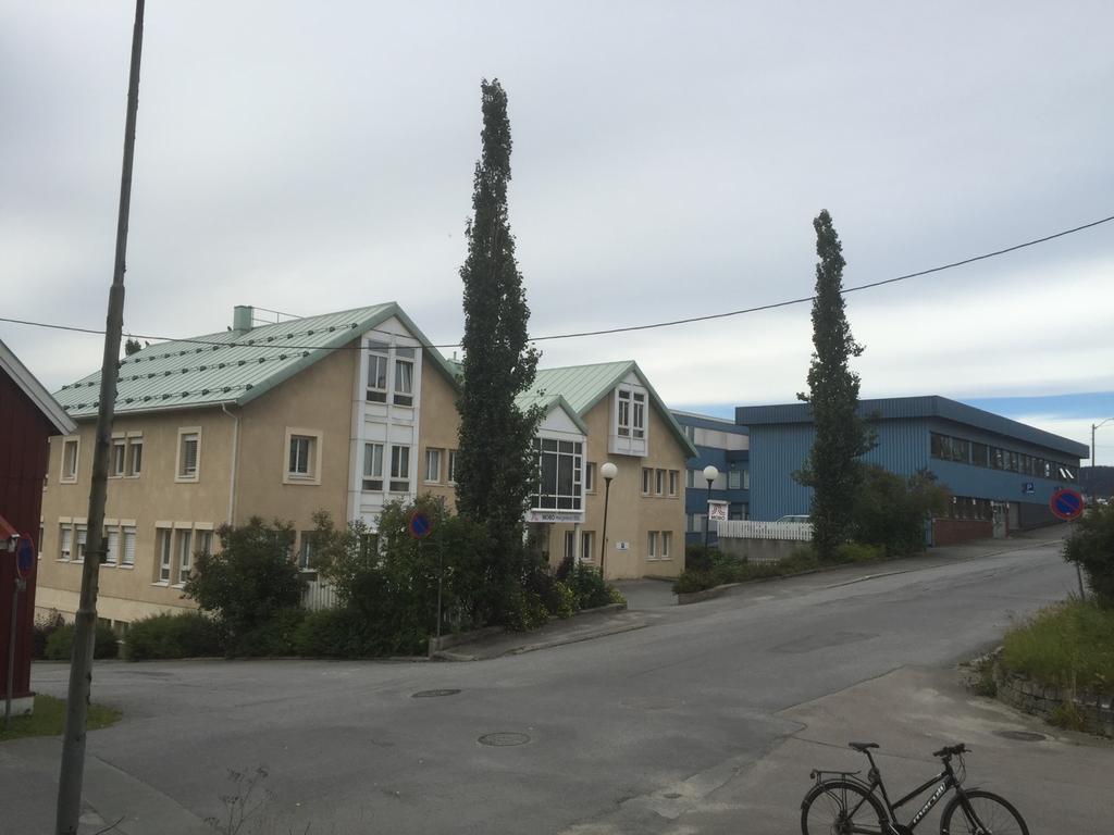 Strandgata med planområdet midt i bildet Stedets karakter, struktur og estetikk/byform Planområdet ligger mellom Strandgata og Thora Meyers gate.