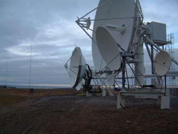 Figur 4 - Satellittstasjonen Isfjord Radio, Svalbard i 2002, på 78 N, elevasjon 3 grader EKS er enig med KVUen at dagens Iridium-løsning med LEO satellitter gir relativt begrenset