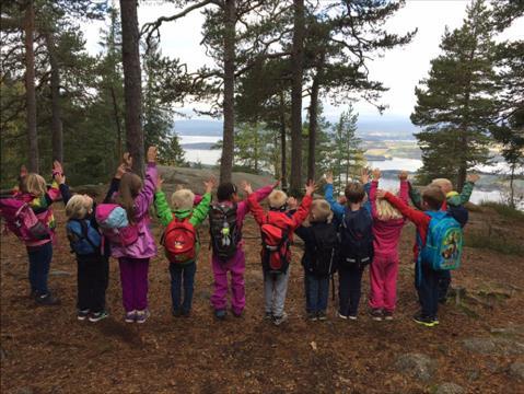 Friluftslivukene. Vi har 3 friluftslivuker. Den første blir i uke 41. Barnegruppen deles i to aldersinndelte grupper. I naturen får barna erfaringer med årsak og virkning.