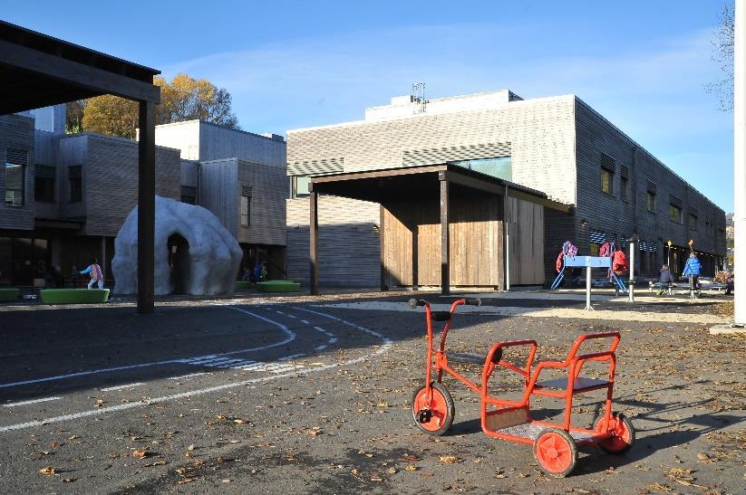 Skoleanleggets arkitektur består både av skolebygget og skolegården.