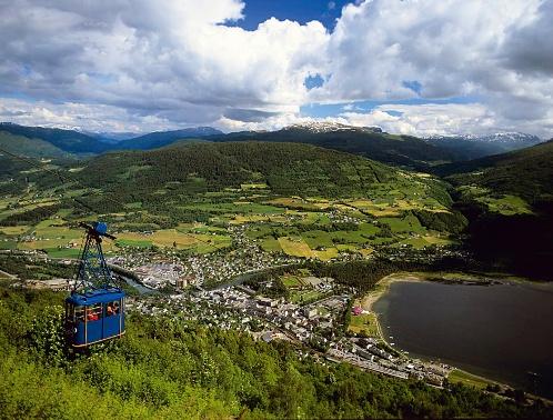 102 Kapittel 5 A på ferie til voss A På fe rie til Voss I mid ten av juli reis te fa mi li en Jo han sen og au-pai ren Ca mil la på som mer fe rie til Voss.