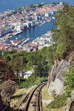 Kapittel 5 b i bergen 111 Bryggen i BErgen fløibanen B I Ber gen Det var trist å dra fra Bjørn og Vera på Voss, men de gle det seg til å be sø ke Ber gen: ho ved sta den på Vest lan det. Det tok ca.