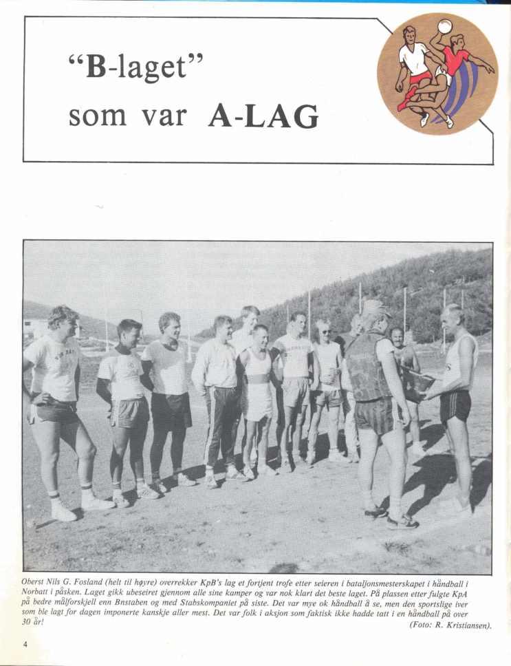 som var A-LAG Oberst Nils G. Fosland (helt til hqyre) overrekker KpBk lag et forijent trofe etter seieren i bata[jonsmesterskapet i håndball i Norbatt i påsken.